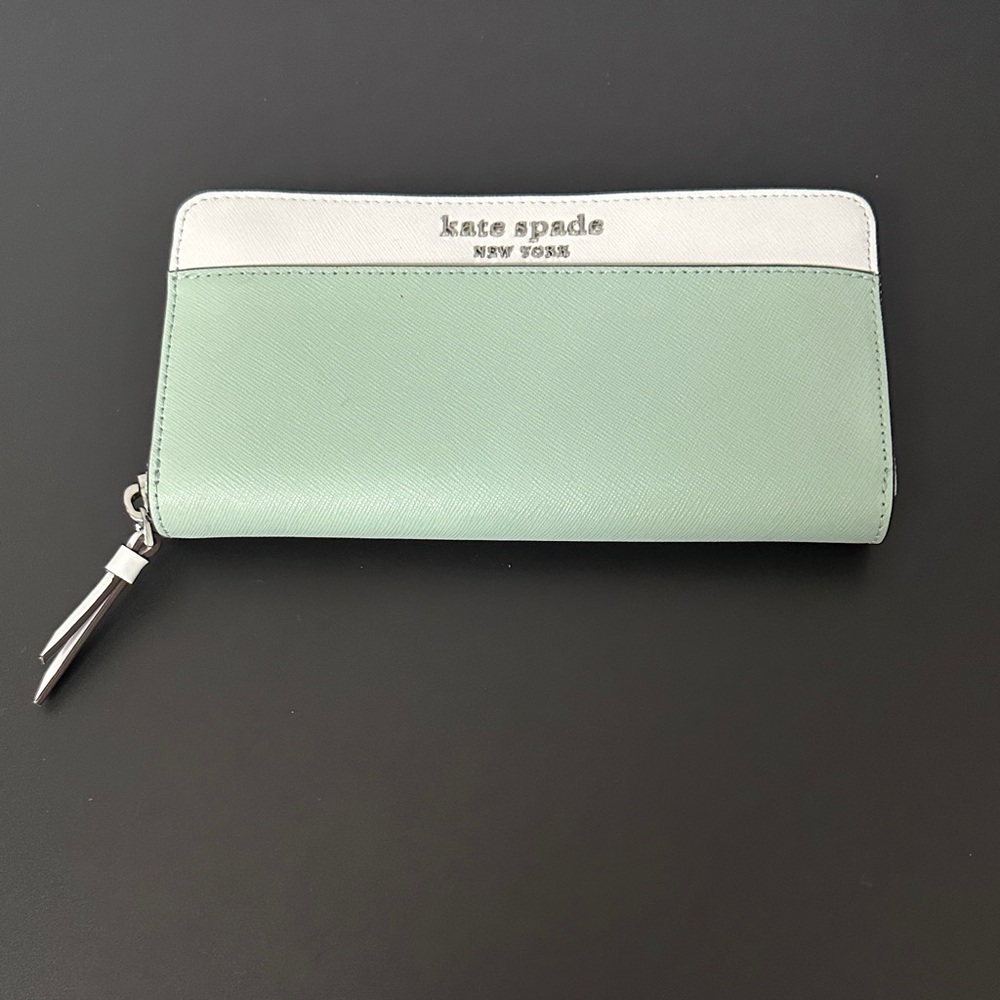 Kate Spade NWOT Color Block Mint & White Full Zip Wallet w Zipper Pull. Navy Int